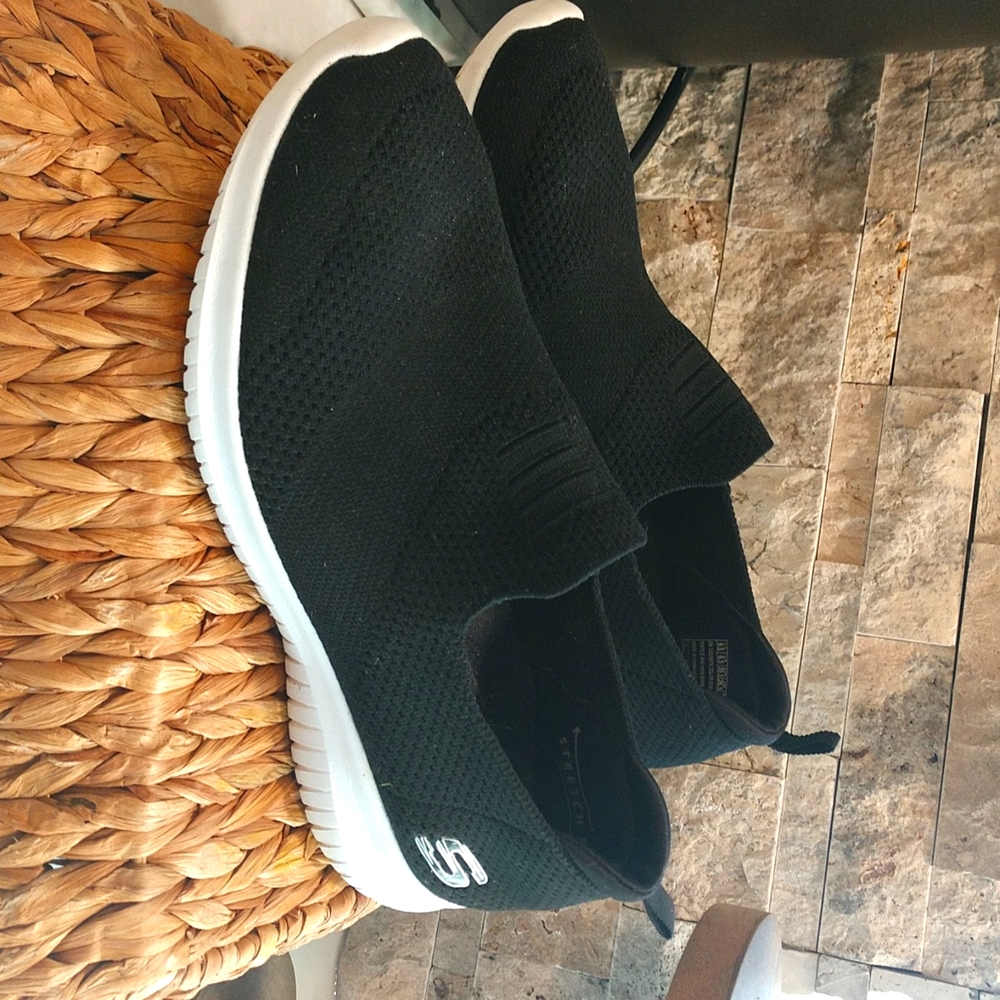 Skechers air cooled loafers. In near perfect condition. Black. Size 9.5